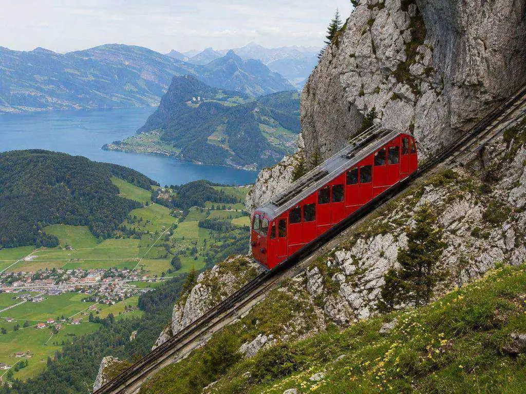 Pilatus-Zahnradbahn auf der 48%-Steigung oberhalb von Alpnachstad