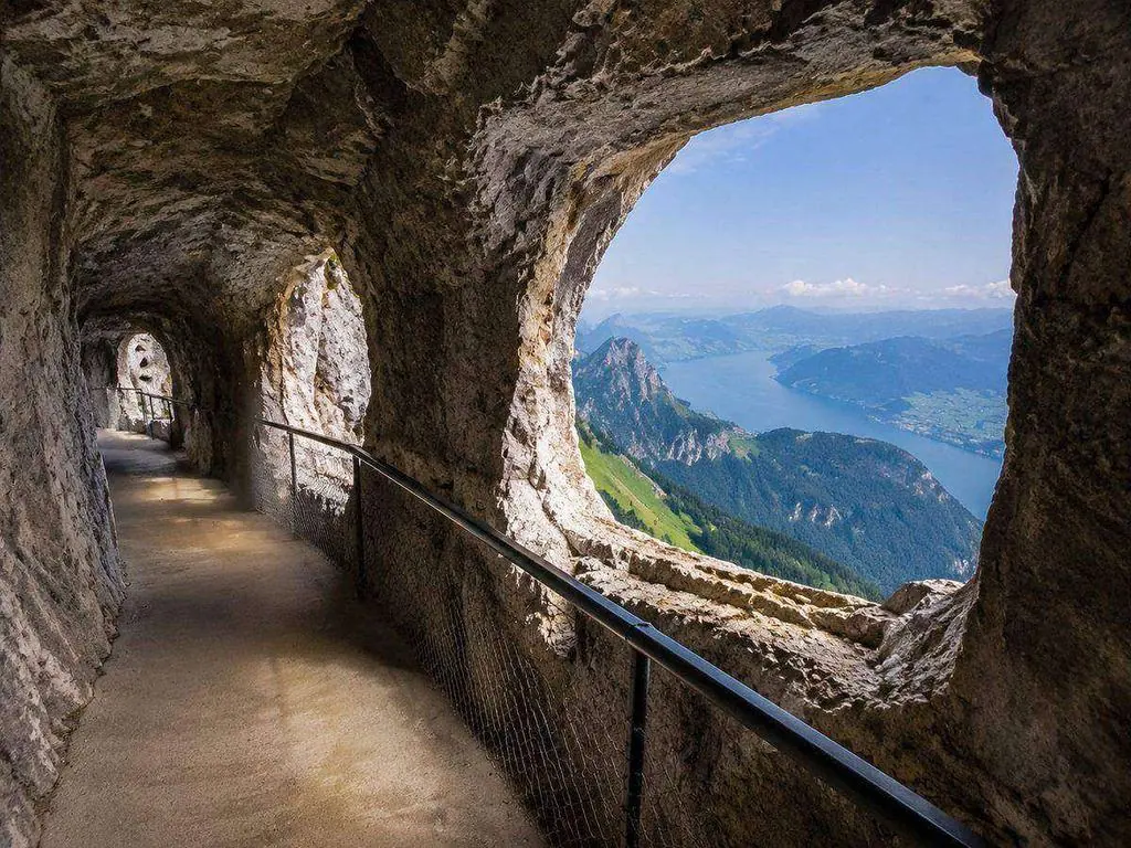Felsgalerie **Dragon Path** in der Nähe des Pilatus Kulm