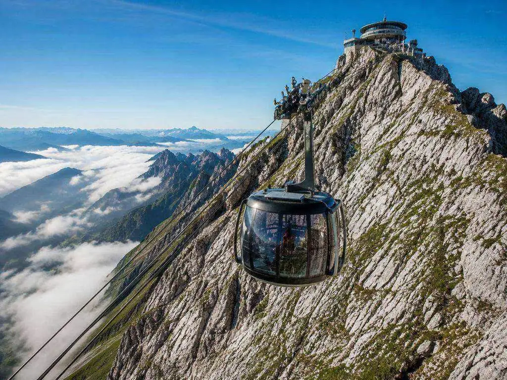Seilbahn **Dragon Ride** bei der Ankunft am Pilatus Kulm